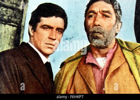 1964, Filmtitel: Zorbas der Grieche, Regie: MICHAEL CACOYANNIS, abgebildet: ALAN BATES, MICHAEL CACOYANNIS. (Bild Kredit: SNAP) Stockfoto