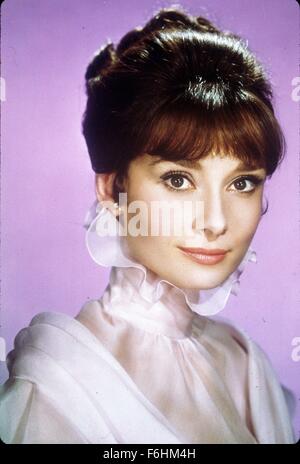 1964, Filmtitel: MY FAIR LADY, Regie: GEORGE CUKOR, Studio: WARNER, abgebildet: Kragen - HALSKRAUSE, AUDREY HEPBURN, Kopfschuss, PORTRAIT. (Bild Kredit: SNAP) Stockfoto