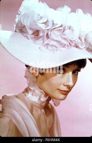 1964, Filmtitel: MY FAIR LADY, Regie: GEORGE CUKOR, Studio: WARNER, abgebildet: 1964, AUDREY HEPBURN, Blumen, Porträt, LADY. (Bild Kredit: SNAP) Stockfoto