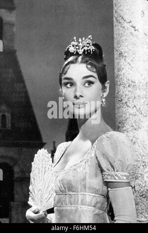 1956, Filmtitel: Krieg und Frieden, Regie: KING VIDOR, Studio: PARAMOUNT, abgebildet: AUDREY HEPBURN, KING VIDOR, TIARA, Haar -, Spaltung, FAN, LEHNEND, Spalte, ROYAL, Kleid. (Bild Kredit: SNAP) Stockfoto