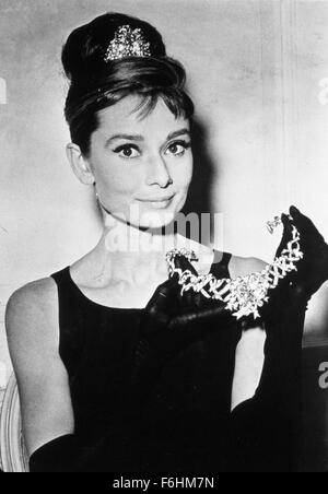 1961, Filmtitel: BREAKFAST AT TIFFANY'S, Regisseur: BLAKE EDWARDS, Studio: PARAMOUNT, abgebildet: 1961, AUDREY HEPBURN, Schmuck, Handschuhe, LADY, Haar - bis anspruchsvoll. (Bild Kredit: SNAP) Stockfoto