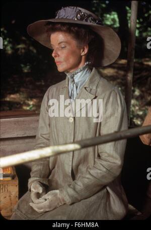 1951, Filmtitel: AFRICAN QUEEN, Regie: JOHN HUSTON, abgebildet: KATHARINE HEPBURN, KONTEMPLATIVE, Porträt, MEDITATIV, Handschuhe, KHAKI. (Bild Kredit: SNAP) Stockfoto