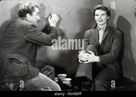 1936, Filmtitel: SYLVIA SCARLETT, Regie: GEORGE CUKOR, Studio: RKO, abgebildet: 1936, BRIAN AHERNE, Kleidung, FILM STILL, DRAG, KATHARINE HEPBURN, SKIZZIEREN, ARTIST Modell, Modell. (Bild Kredit: SNAP) Stockfoto