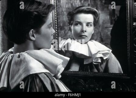 1936, Filmtitel: SYLVIA SCARLETT, Regie: GEORGE CUKOR, Studio: RKO, abgebildet: Kleidung, CLOWN, KATHARINE HEPBURN, Frauen (JUNGENHAFT), DRAG, Spiegel, Reflexion. (Bild Kredit: SNAP) Stockfoto