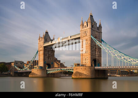 Tower Bridge in der Abendsonne - Langzeitbelichtung Version, London, England