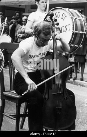 1969, Filmtitel: nehmen das Geld und Lauf, Regie: WOODY ALLEN, Studio: PALOMAR, abgebildet: WOODY ALLEN, CELLO. (Bild Kredit: SNAP) Stockfoto