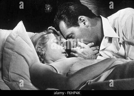 1954, Filmtitel: Brücken von TOKO, Regie: MARK ROBSON, Studio: PARAMOUNT, abgebildet: Bett (IN/ON), WILLIAM HOLDEN, GRACE KELLY, MARK ROBSON. (Bild Kredit: SNAP) Stockfoto