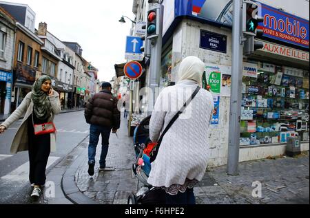 Brüssel, Belgien. 17. November 2015. Fußgänger gehen in einer Einkaufsstraße in Molenbeek Bezirk von Brüssel, Hauptstadt von Belgien, 17. November 2015. Einige Paris Terror Angreifer werden geglaubt, um in Molenbeek Nachbarschaft leben und belgische Polizei Serie von Überfällen und Operationen hier seit dem letzten Wochenende gestartet haben. Bildnachweis: Ye Pingfan/Xinhua/Alamy Live-Nachrichten Stockfoto