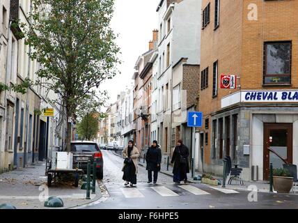 Brüssel, Belgien. 17. November 2015. Drei Frauen laufen in einer Straße in Molenbeek Bezirk von Brüssel, Hauptstadt von Belgien, 17. November 2015. Einige Paris Terror Angreifer werden geglaubt, um in Molenbeek Nachbarschaft leben und belgische Polizei Serie von Überfällen und Operationen hier seit dem letzten Wochenende gestartet haben. Bildnachweis: Ye Pingfan/Xinhua/Alamy Live-Nachrichten Stockfoto