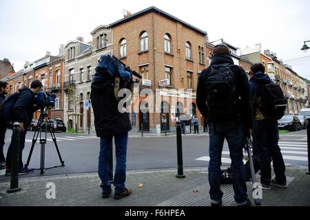 Brüssel, Belgien. 17. November 2015. Journalisten machen Video für die Bar "Les Beginen", im Besitz von Brahim Abdeslam, eines der Selbstmordattentäter in die Anschläge von Paris in Molenbeek Bezirk von Brüssel, Hauptstadt von Belgien, 17. November 2015. Bildnachweis: Ye Pingfan/Xinhua/Alamy Live-Nachrichten Stockfoto