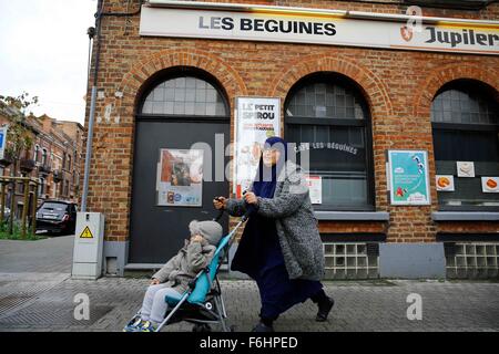 Brüssel, Belgien. 17. November 2015. Eine Frau mit einem Kinderwagen geht vorbei an der Bar "Les Beginen", im Besitz von Brahim Abdeslam, eines der Selbstmordattentäter im Paris Angriffe in Molenbeek Bezirk von Brüssel, Hauptstadt von Belgien, 17. November 2015. Bildnachweis: Ye Pingfan/Xinhua/Alamy Live-Nachrichten Stockfoto