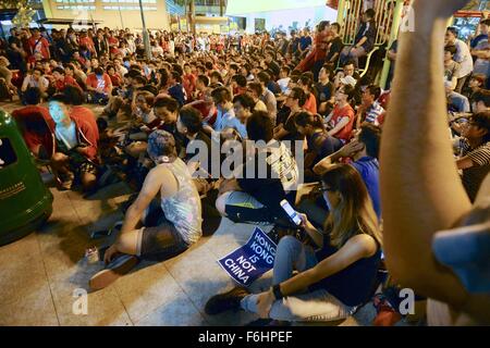 Mong Kok, Hong Kong. 17. November 2015, Hong Kong V China zur WM-Qualifikation. Außerhalb Mong Kok Stadion, Hong Kong in einem in der Nähe von Park Fußball Fans zum Ausdruck bringen ihre Differenzen in der Volksrepublik China. Alistair Ruff/Alamy Live-Nachrichten Stockfoto