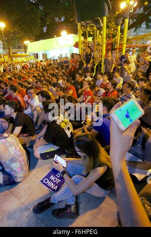 Mong Kok, Hong Kong. 17. November 2015, Hong Kong V China zur WM-Qualifikation. Außerhalb Mong Kok Stadion, Hong Kong in einem in der Nähe von Park Fußball Fans zum Ausdruck bringen ihre Differenzen in der Volksrepublik China. Alistair Ruff/Alamy Live-Nachrichten Stockfoto