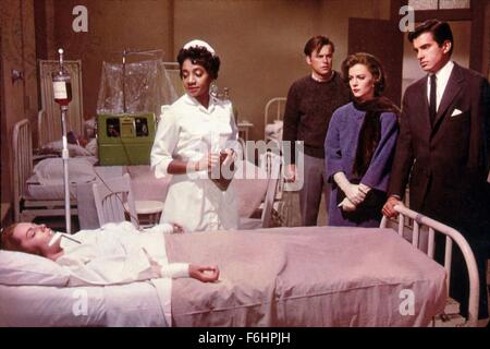 Filmtitel 1960,: die FINE YOUNG CANNIBALS, Regie: MICHAEL ANDERSON, im Bild: MICHAEL ANDERSON, ENSEMBLE, GEORGE HAMILTON, Krankenhaus, SUSAN KOHNER, ROBERT WAGNER, NATALIE WOOD, FILM STILL, BANDAGE, liegen. (Bild Kredit: SNAP) Stockfoto