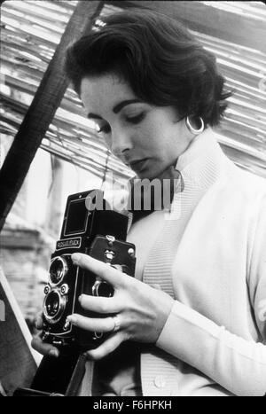 1954, Filmtitel: LAST TIME I PARIS, Regie Saw: RICHARD BROOKS, Studio: MGM, im Bild: Kopf Schuss, HOLD, die darstellen (Kameras), ELIZABETH TAYLOR, Kamera. (Bild Kredit: SNAP) Stockfoto