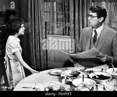 1962, Filmtitel: TO KILL A MOCKINGBIRD, Regie: ROBERT MULLIGAN, Studio: UNIV, abgebildet: 1962, MARY BADHAM, Esstisch, Esszimmer, GREGORY PECK, Vater, Abbildung, Zeitung, lesen, Vater & Tochter, in Frage zu stellen. (Bild Kredit: SNAP) Stockfoto