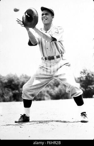 1938, Filmtitel: Bruder Ratte, Regie: WILLIAM KEIGHLEY, Studio: WARNER, abgebildet: BASEBALL, RONALD REAGAN, SPORT, fangen, Handschuh, Zunge, CONCERNTRATING, UNIFORM. (Bild Kredit: SNAP) Stockfoto