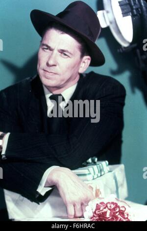 1950, Filmtitel: LOUISA, Regie: ALEXANDER HALL, Studio: UNIV, im Bild: ALEXANDER HALL, RONALD REAGAN, Geschenke, Geschenke, Anzug, Hut, Lichter, STERN, verwirrt. (Bild Kredit: SNAP) Stockfoto