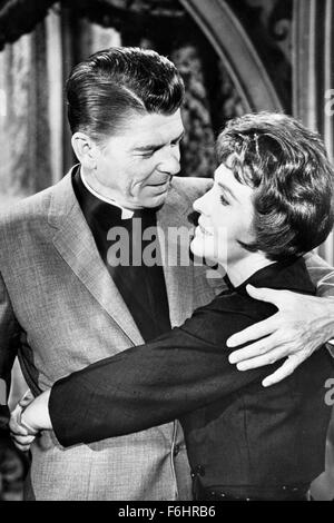 1957, Filmtitel: GENERAL ELECTRIC THEATER, Studio: CBS, im Bild: NANCY REAGAN, RONALD REAGAN, Priester, Prediger, Ehepaare, zu umarmen. (Bild Kredit: SNAP) Stockfoto