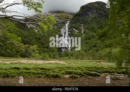 Die majestätische Wasserfälle bei Steall Sturz in das Wasser tief in Glen Nevis Nevis Stockfoto