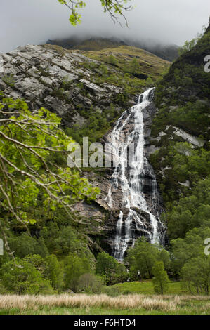 Die majestätische Wasserfälle bei Steall Sturz in das Wasser tief in Glen Nevis Nevis Stockfoto