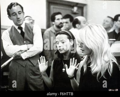 1965, Filmtitel: VIVA MARIA, Regie: LOUIS MALLE, im Bild: BRIGITTE BARDOT, LOUIS MALLE. (Bild Kredit: SNAP) Stockfoto