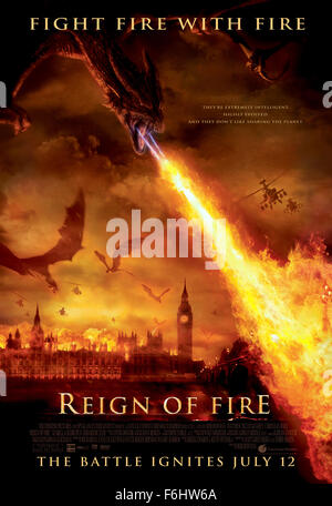 Datum der Freigabe: 12. Juli 2002 Film Titel: Reign of Fire STUDIO: Spyglass Entertainment PLOT: eine Brut von feuerspeienden Drachen ergibt sich aus der Erde und Brandstiftung in alles Dominanz über den ganzen Planeten zu etablieren beginnt. Bild: Plakatkunst. Stockfoto