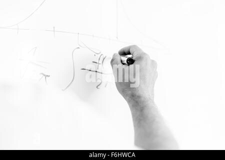 Hand mit Filzstift Schreiben an Bord Stockfoto
