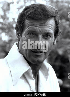 14. Juli 2002; Hollywood, Kalifornien, USA; -Stars Schauspieler ROGER MOORE als Geheimagent 007 in "Der Mann mit dem goldenen Colt" unter der Regie von GUY HAMILTON. Stockfoto