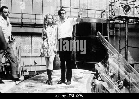 1968, Filmtitel: BARBARELLA, Regie: ROGER VADIM, Studio: PARAMOUNT, abgebildet: JANE FONDA, verheiratete Paare. (Bild Kredit: SNAP) Stockfoto