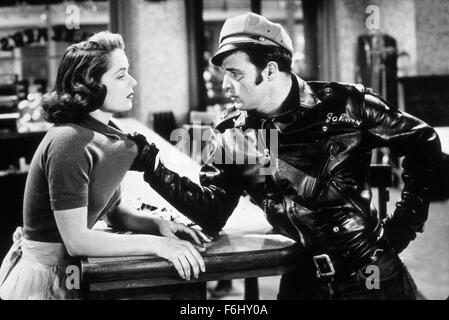 1954, Filmtitel: WILD ONE, Regisseur: LASLO BENEDEK, abgebildet: LASLO BENEDEK, MARLON BRANDO, Kleidung, JEANS, Lederjacke. Stockfoto