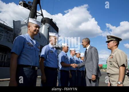 Manila, Philippinen. 17. November 2015. US-Präsident Barack Obama begrüßt Segler nach einer Tour durch die philippinische Marine Fregatte BRP Gregorio del Pilar von kommandierenden Offizier Vince Sibala begleitet. Obama kündigte während des Besuchs, dass die USA zwei Schiffe an die philippinische Marine, seine maritime Sicherheitsfunktionen in die Wanderung der chinesischen Spannungen im Südchinesischen Meer zu steigern. Stockfoto