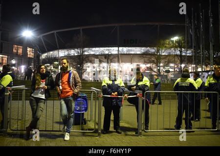 Hannover, Deutschland. 17. November 2015. Marschälle außerhalb der HDI-Arena entfernt. Das Fußballspiel zwischen Deutschland und den Niederlanden wurde abgesagt. Foto: OLE SPATA/DPA/Alamy Live-Nachrichten Stockfoto