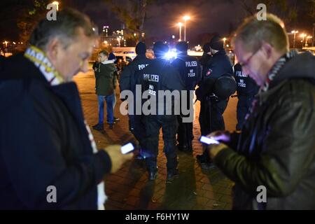 Hannover, Deutschland. 17. Nov, 2015.Police außerhalb des Stadions HDI-Arena. Das Fußballspiel zwischen Deutschland und den Niederlanden wurde abgesagt. Foto: OLE SPATA/DPA/Alamy Live-Nachrichten Stockfoto