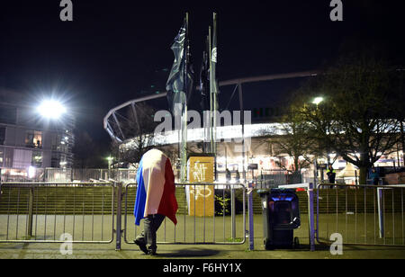 Hannover, Deutschland. 17. Nov, 2015.A Fan vor dem HDI-Arena-Stadion. Das Fußballspiel zwischen Deutschland und den Niederlanden wurde abgesagt. Foto: OLE SPATA/DPA/Alamy Live-Nachrichten Stockfoto