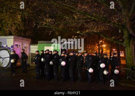 Hannover, Deutschland. 17. November 2015. Polizei vor dem HDI-Arena-Stadion. Das Fußballspiel zwischen Deutschland und den Niederlanden wurde abgesagt. Foto: OLE SPATA/DPA/Alamy Live-Nachrichten Stockfoto