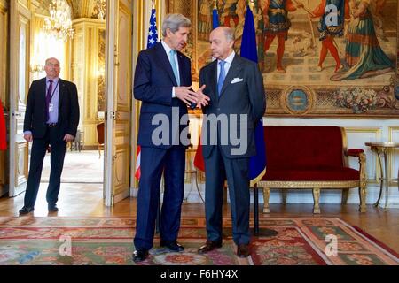 Paris, Frankreich. 17. November 2015. US Staatssekretär John Kerry spricht mit der französische Außenminister Laurent Fabius vor ihrem bilateralen Treffen im Elysee-Palast 17. November 2015 in Paris, Frankreich. Kerry ist in Paris, das französische Volk nach den Anschlägen von islamischen Terroristen amerikanische Solidarität bekunden. Stockfoto