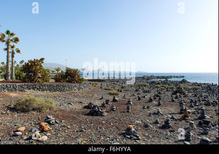 Kunst der Stein Balance, Steinhaufen am Strand. Costa Adeje in Teneriffa, Kanarische Inseln. Spanien Stockfoto