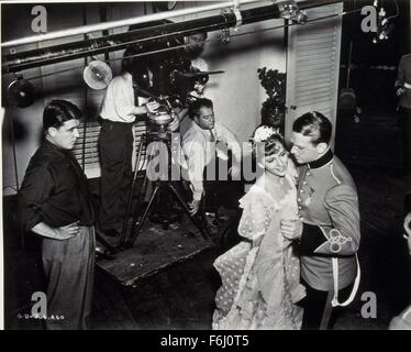 1939, Filmtitel: GUNGA DIN, Regie: STEVENS GEORGE, Studio: RKO, im Bild: hinter den Kulissen, Direktor leitet, DOUGLAS FAIRBANKS Jr., JOAN FONTAINE, STEVENS GEORGE. (Bild Kredit: SNAP) Stockfoto