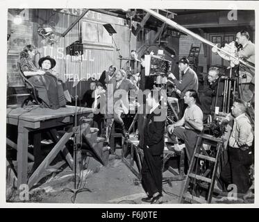 1939, Filmtitel: UNION PACIFIC, Regie: CECIL B DeMILLE, Studio: PARAMOUNT, im Bild: hinter den Kulissen, CECIL B DeMILLE, Epos, historische, Liebe (Dreieck), JOEL McCREA, Eisenbahnen, BARBARA STANWYCK. (Bild Kredit: SNAP) Stockfoto