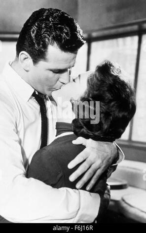 1960, Filmtitel: CASH McCALL, Regie: JOSEPH PEVNEY, Studio: WB, im Bild: JAMES GARNER, küssen, JOSEPH PEVNEY, Romantik. (Bild Kredit: SNAP) Stockfoto