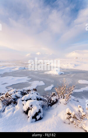 Sonnenaufgang auf einem winterlichen man Na Stainge, Rannoch Moor, Schottland Stockfoto