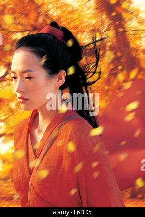 Datum der Freigabe: 24. Oktober 2002. FILMTITEL: Hero (Ying Xiong). STUDIO: Beijing New Picture Film Co.. PLOT: Eine Reihe von Rashomon erinnernden Rückblende Konten Form die Geschichte wie ein Mann drei Attentäter, die suchten besiegt, den mächtigsten Kriegsherren in Mord vor unified China. Im Bild: ZHANG ZIYI als Mond. Stockfoto