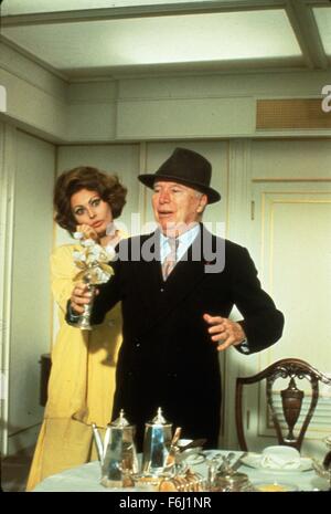 1966, Filmtitel: die Gräfin von Hongkong, Regie: CHARLES CHAPLIN, abgebildet: CHARLES CHAPLIN, SOPHIA LOREN. (Bild Kredit: SNAP) Stockfoto