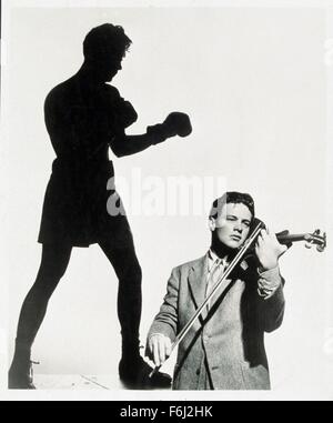 1939, Filmtitel: GOLDEN BOY, Regie: ROUBEN MAMOULIAN, Studio: COLUMBIA, im Bild: Boxen, Musikinstrument, Romanze, DRAMA, WILLIAM HOLDEN, ROUBEN MAMOULIAN SPORT, Sport (Boxen), Tragödie. (Bild Kredit: SNAP) Stockfoto