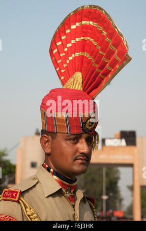 Mitglied der Indiens Border Security Force Teilnahme Kleid uniform Abschlussfeier der Indien-Pakistan Grenzübergang Wagah Stockfoto