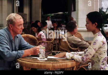 Sep 09, 2002; London, England, Vereinigtes Königreich; MICHAEL CAINE als Thomas Fowler und DO THI HAI YEN als Phuong in dem Krieg Romanze/Drama '' The Quiet American'' unter der Regie von Phillip Noyce. Stockfoto