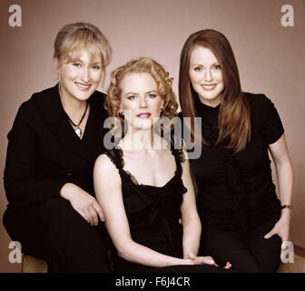 18. Dezember 2002; Hollywood, Kalifornien, USA; (von links nach rechts) MERYL STREEP als Clarissa Vaughan, NICOLE KIDMAN als Virginia Woolf und JULIANNE MOORE als Laura Brown in dem Drama "The Hours" unter der Regie von Stephen Daldry. Stockfoto