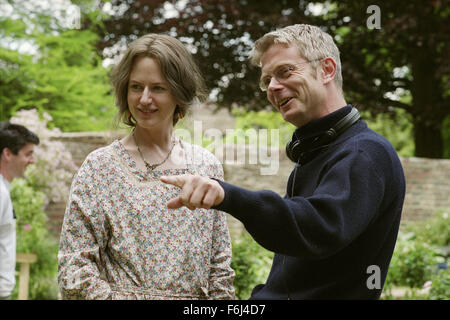 18. Dezember 2002; Hollywood, CA, USA: Regie STEPHEN DALDRY mit Schauspielerin ALLISON JANNEY als Sally Lester in "The Hours". Stockfoto