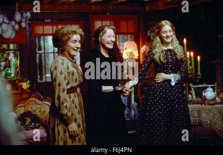 27. Dezember 2002; Hollywood, Kalifornien, USA; (links nach rechts) SOPHIE THOMPSON als Miss Lacreevy, STELLA GONET als Mrs Nickleby und ROMOLA GARAI als Kate Nickleby in dem Drama "Nicholas Nickleby" unter der Regie von Douglas McGrath. Stockfoto